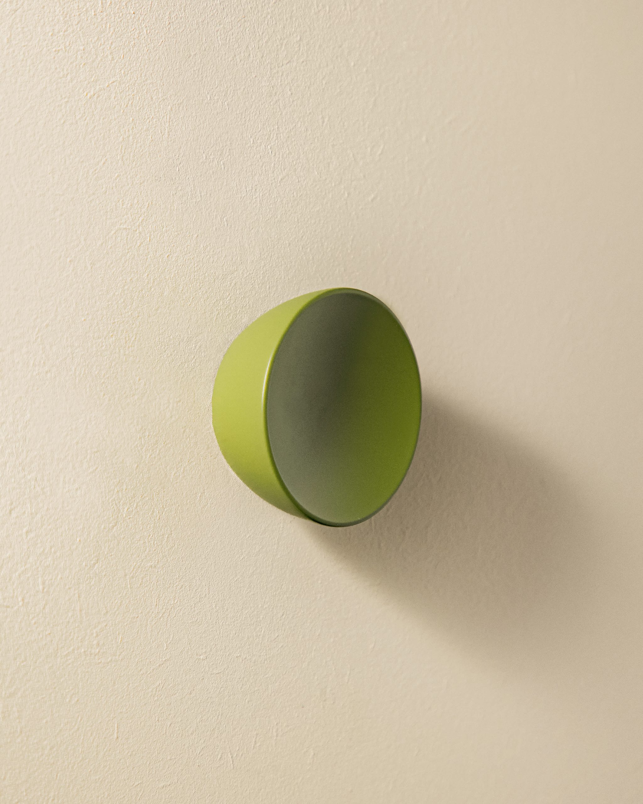Patère salle de bain design GEYSER de Cosmic - Olive | Tendance
